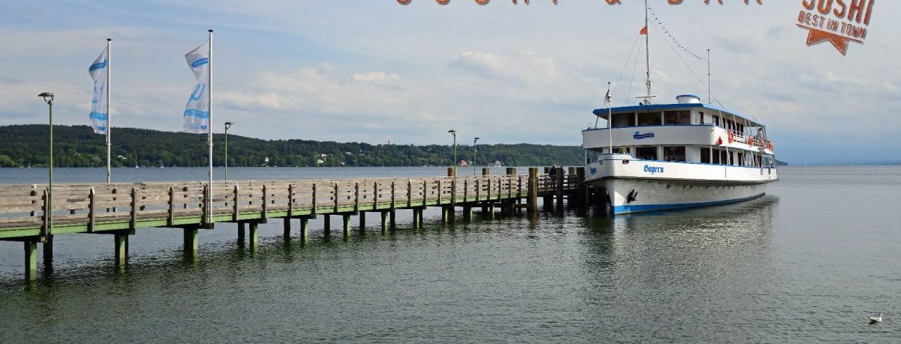 Der Steg am Starnberger See mit dem Ausflugsschiff
